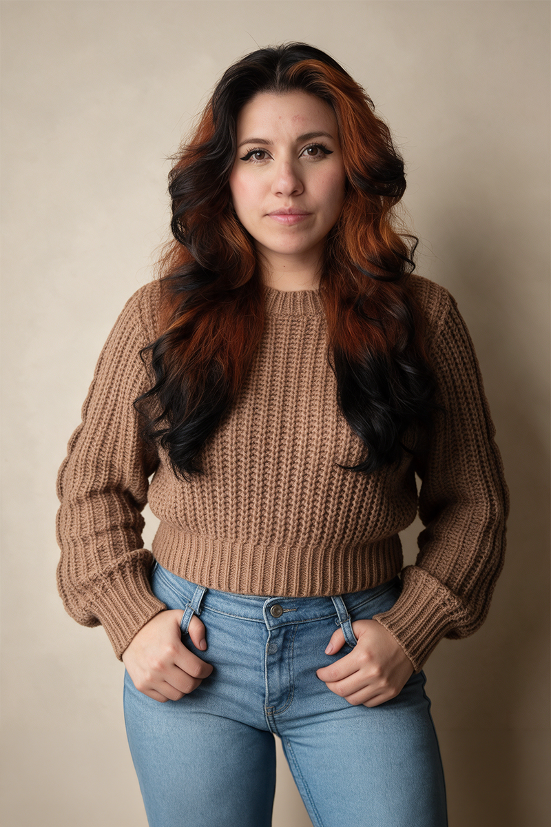 Jirdy con cabello largo rojizo y suéter café