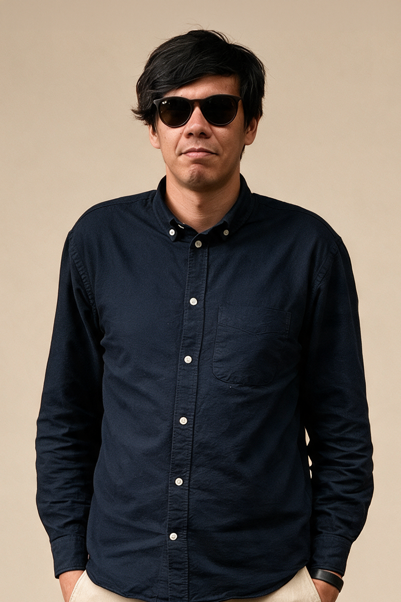 Luis Patiño con gafas oscuras y camisa azul oscuro
