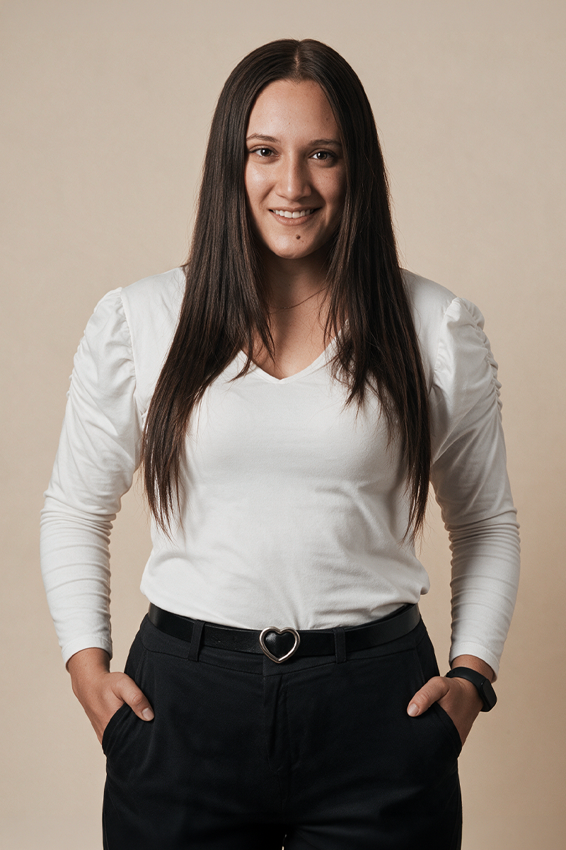 Ana María Díaz con blusa blanca y pantalón negro