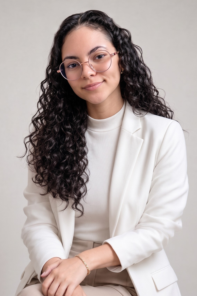 Diana Colina sonriendo con gafas y blazer blanco