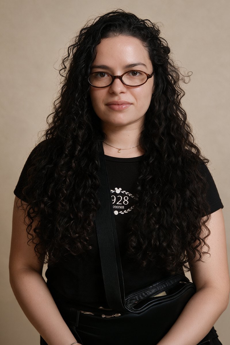 Valentina con gafas, cabello rizado y camiseta negra